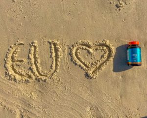 embalagem de ômega 3 um dos suplementos essenciais com mensagem de amor na praia